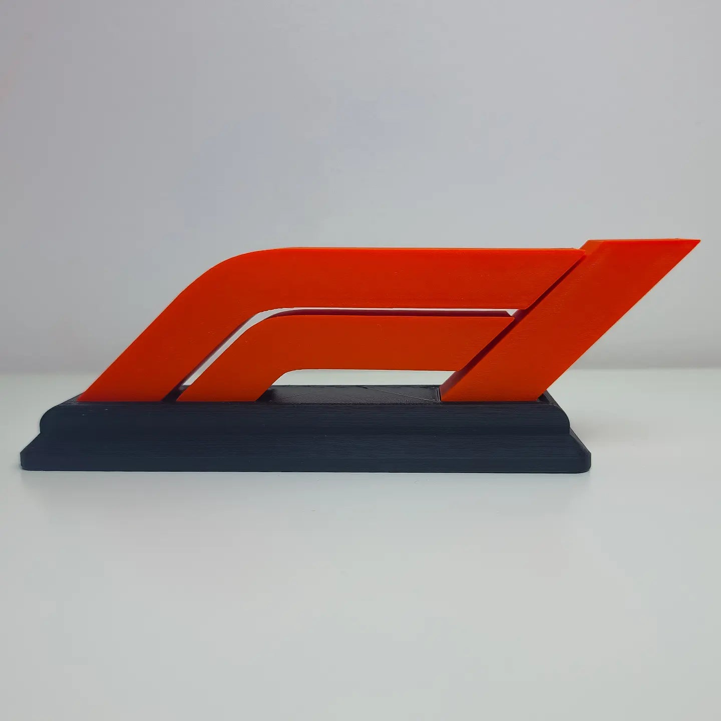 F1 Logo na postolju