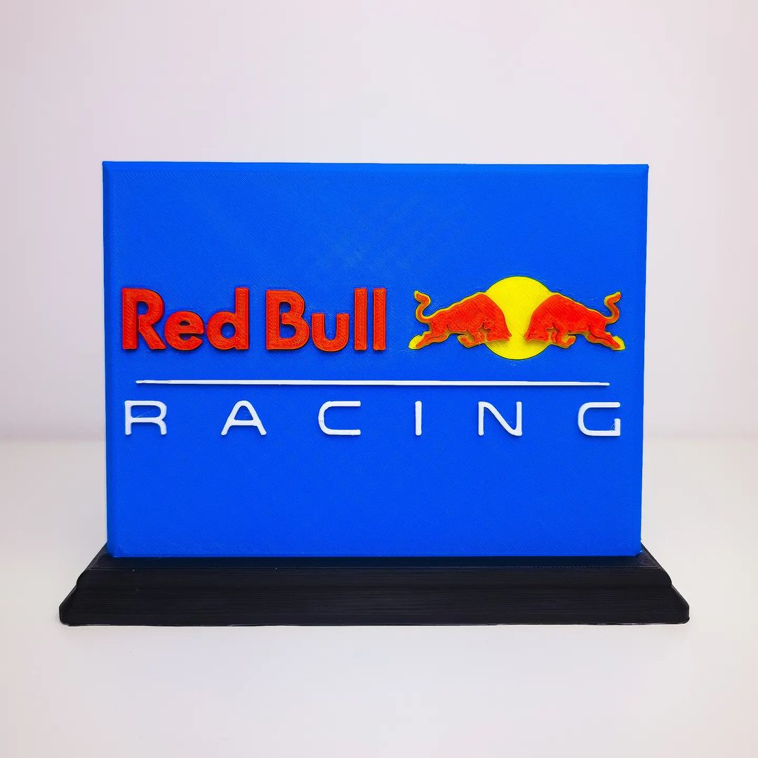 Red Bull Racing logo na postolju