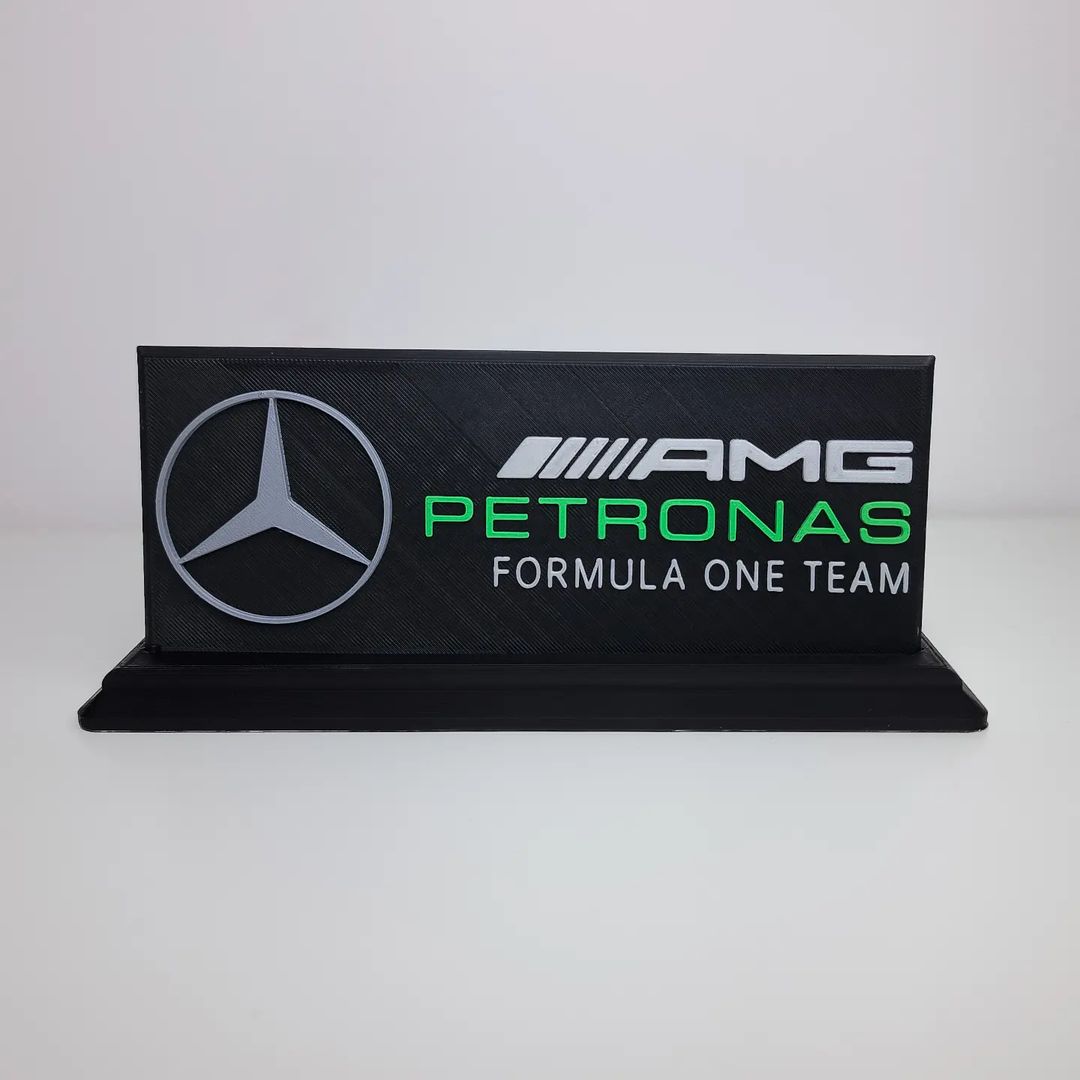 Mercedes AMG Petronas F1 Team logo na postolju