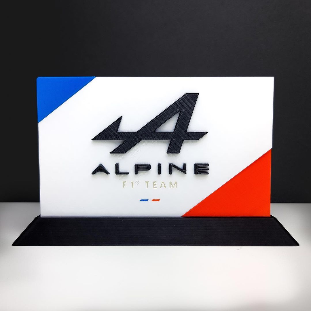 Alpine F1 Team logo na postolju