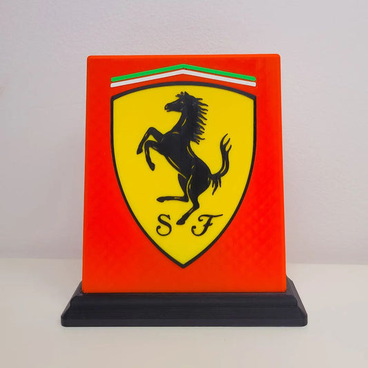 Scuderia Ferrari logo na postolju